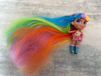 belle poupée aux cheveux longs arc en ciel