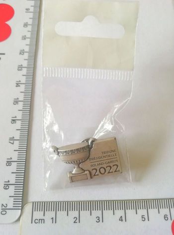 Pin's pin pins tennis roland garros paris, il n'est pas signé au dos.