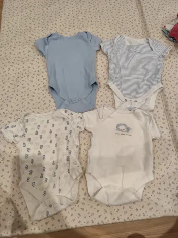 4 bodies manches courtes 6 mois parfait état