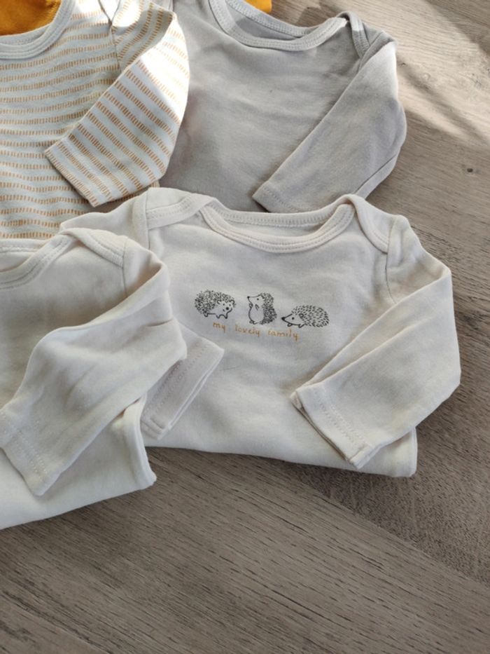 Lot 5 bodies manches longues 6 mois - photo numéro 2