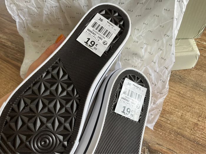 Petites chaussure blanches - photo numéro 2