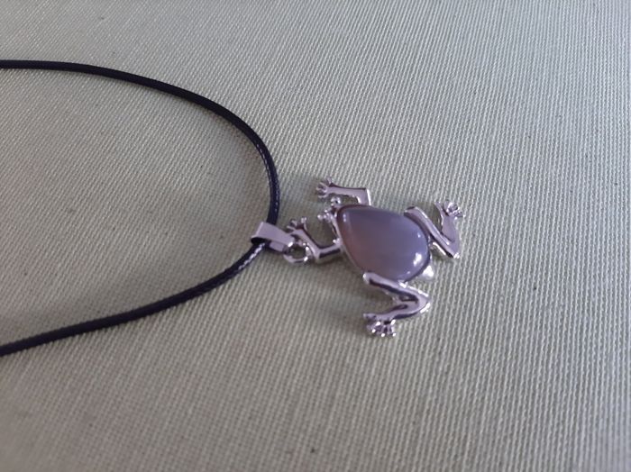 Collier avec pendentif grenouille avec pierre véritable - photo numéro 2