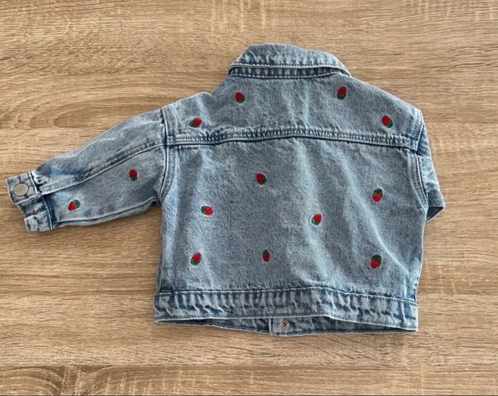 Veste en jean et fraises brodées - bébé fille - Primark - photo numéro 2
