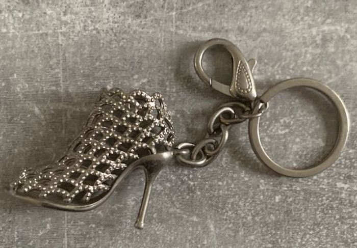 Porte-clés Chaussure à talon ajourée argenté (Neuf)