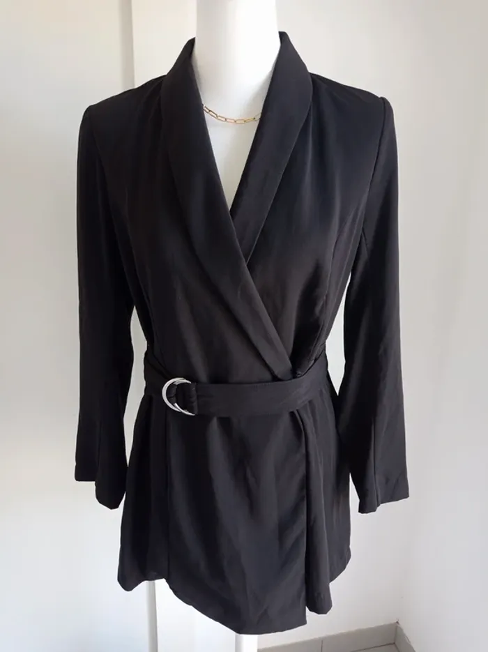 Magnifique combishort habillée noire cache coeur avec ceinture intégrée très bon état T.42 H&M