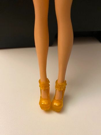 Chaussures jaune transparente pour poupée Barbie