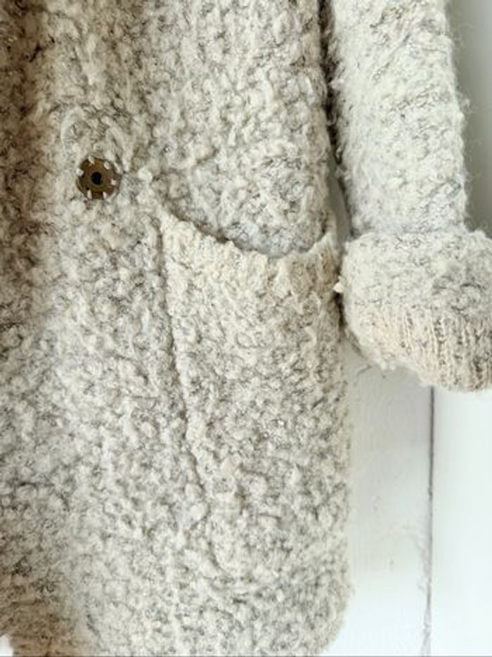 Veste peluche Zara  Fermeture pressions effet boutonnage officier  Deux poches plaquées latérales  Revers aux manches - photo numéro 4