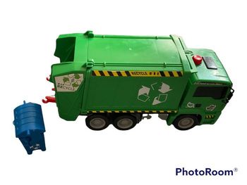 Camion poubelle basculant