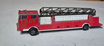 Majorette Pompier Grande Échelle n°319 – 1/86 – FDNY 55  camion de pompiers miniature