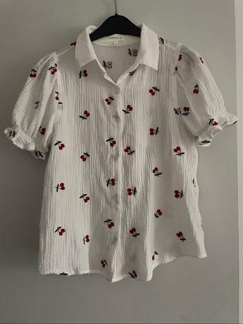 🌸 Chemise blanche à motifs cerises – Sienna C. 🍒