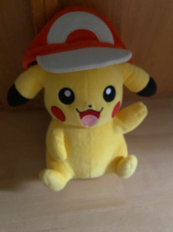 Peluche Pokemon pikachu avec casquette de Sacha