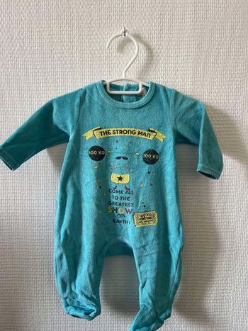 Pyjama 3 mois en bon état.