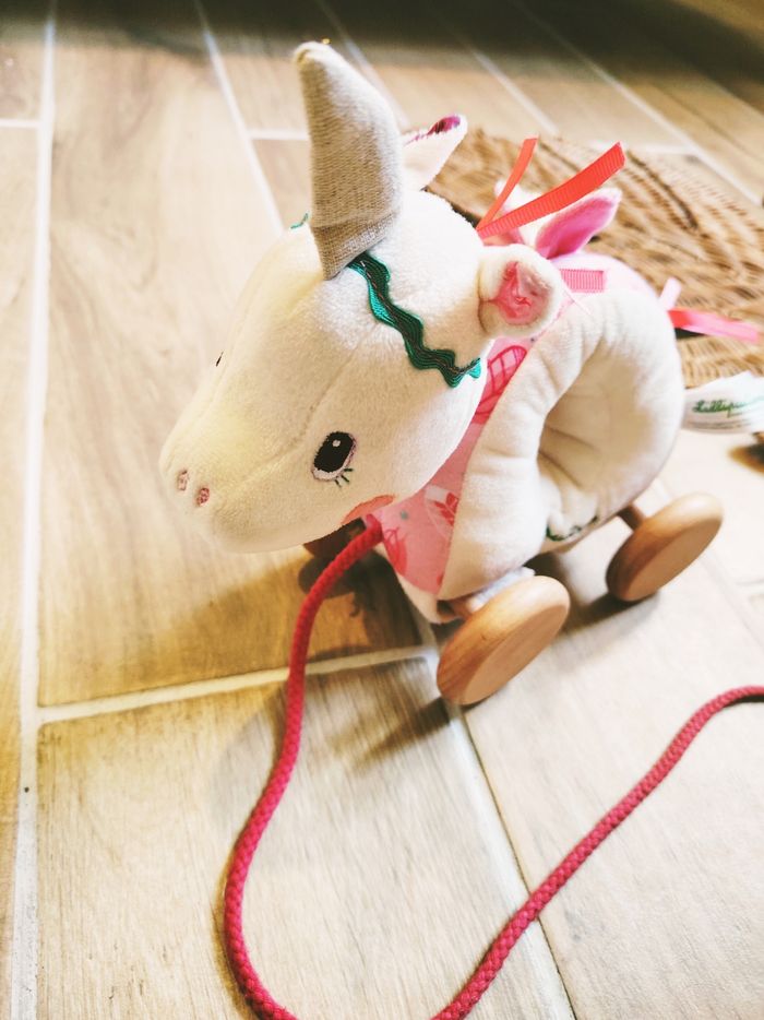🦄Jouet à tirer Louise la Licorne en tissu et bois marque Lilliputiens - photo numéro 2