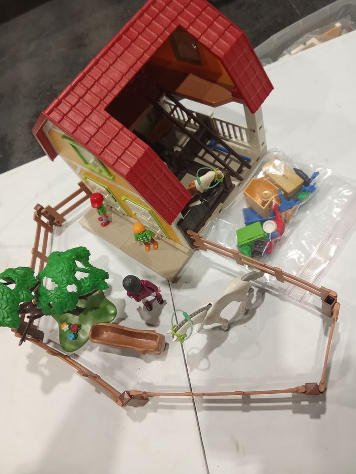 Écurie playmobil avec accessoires personnage et chevaux - photo numéro 2