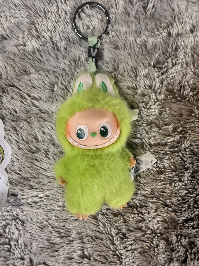 Labubu pin for love lettre V