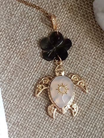 Collier tortue cristal de roche et fleur de n'a'c'r'e grise naturelle