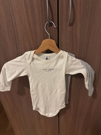 Lot 2 bodys blanc et gris bébé 
