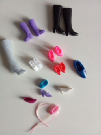 Lot de chaussures, bottes pour poupée style barbie