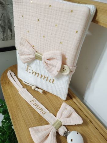 Protège carnet de santé+ attache tétine 37€