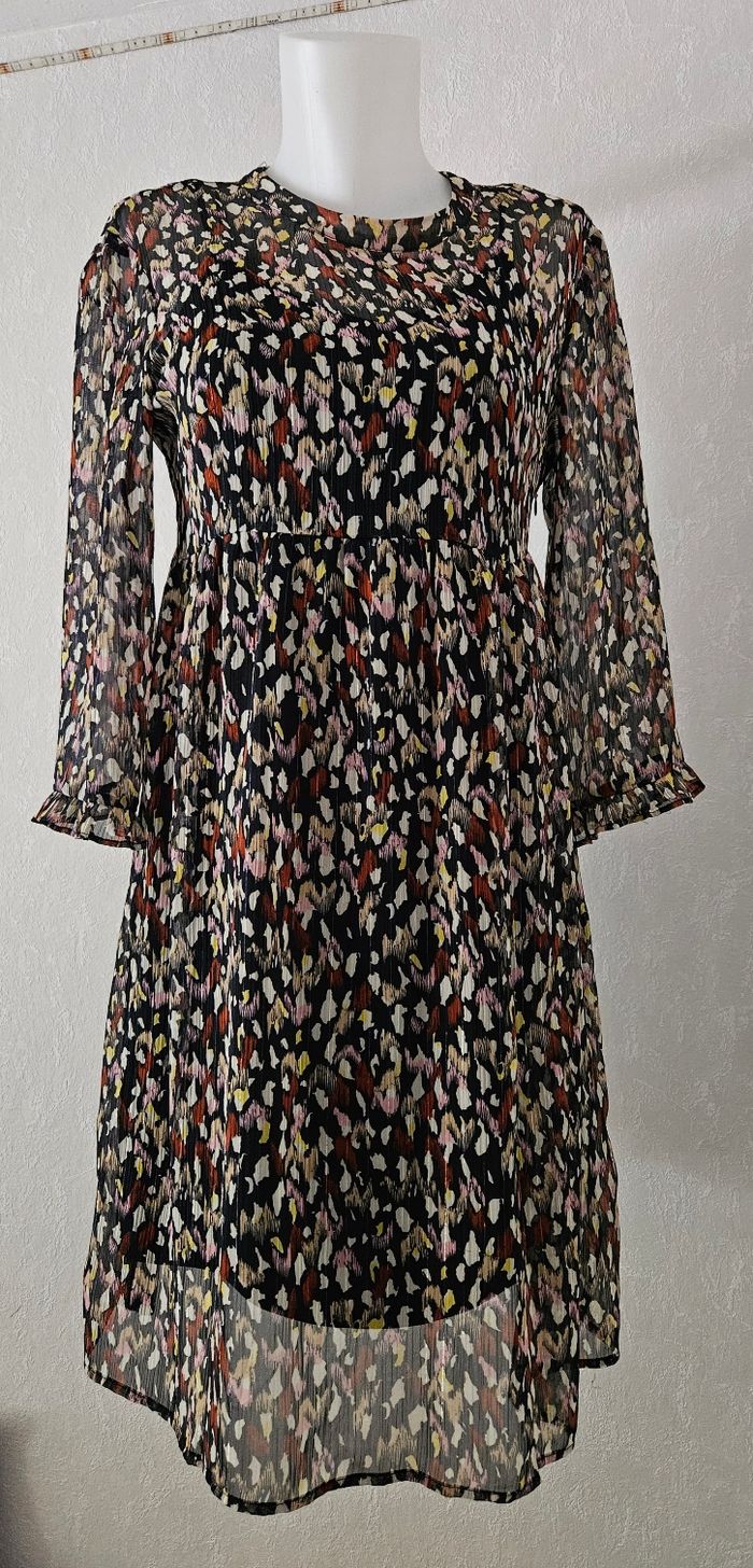 Robe transparente, manches longues. Avec une doublure opaque.
Promod.
Taille : 38.