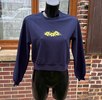 🖤 Pull bleu marine texturé avec broderie tournesols – Taille XS (34) 
