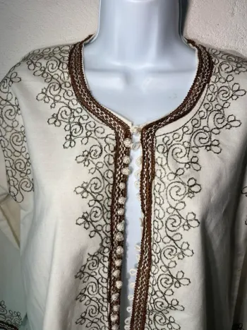 Très beau haut avec broderie