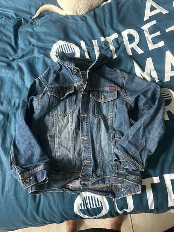 Blouson en jean tape à l’œil
