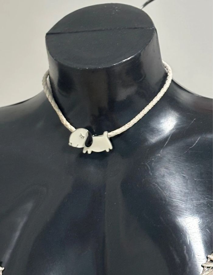 Collier pendentif chien – cordon tressé blanc cassé