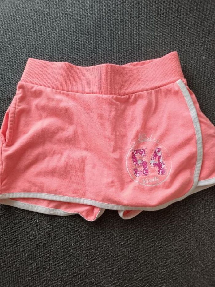 Short fille