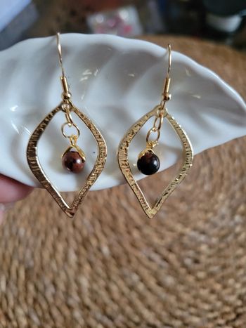 Boucles acier gold et obsidienne acajou.