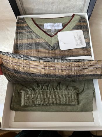 Coffret pyjama vert kaki et beige taille L  Comprenant 1 t-shirt manches longues et 1 pantalon 