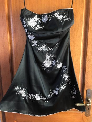 Très belle robe bustier, satinée, achetée à Londres pour un événement