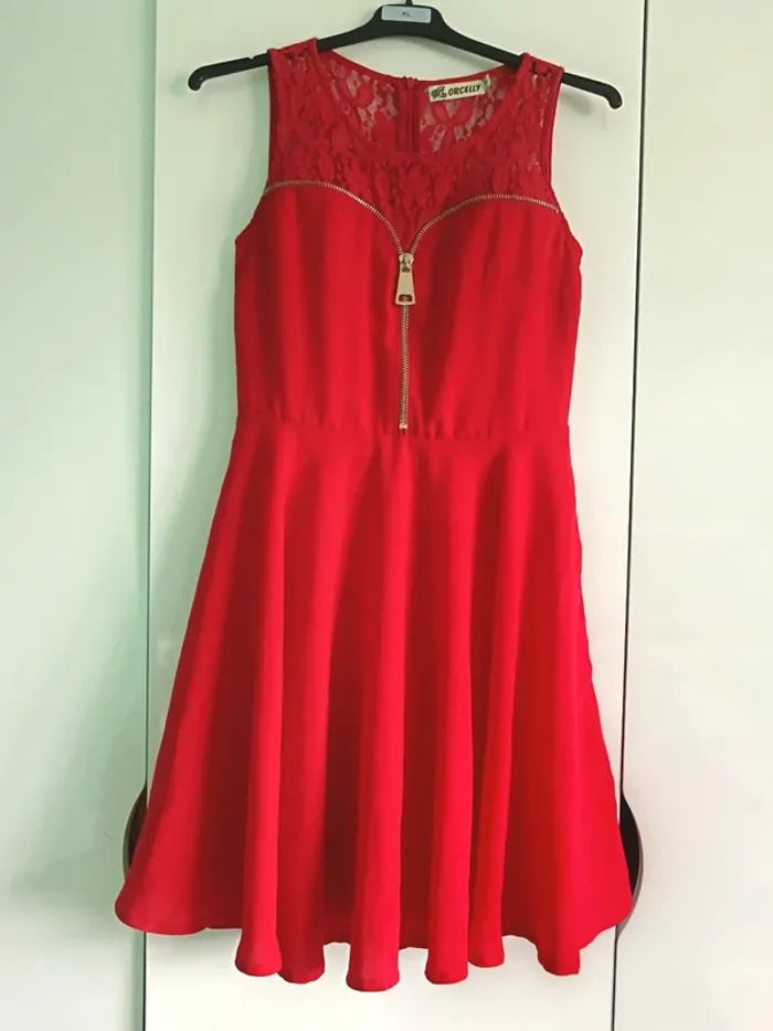 Robe rouge élégante avec dentelle et fermeture éclaire Taille S