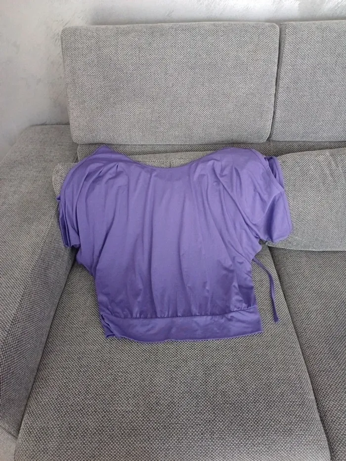 Joli haut violet avec ouverture sur les manche taille 40