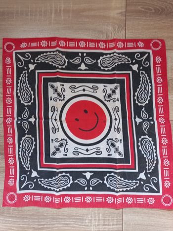 Foulard petit bandana rouge, noir et blanc