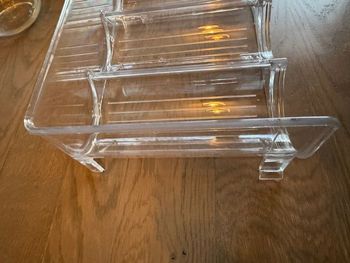 Deux étagères pour ranger les bouteilles dans le réfrigérateur