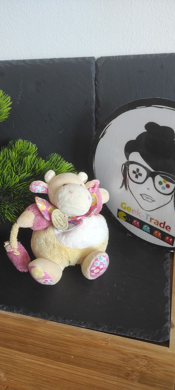 doudou et compagnie peluche vache grelot boule Les Z'amigolos vache jaune rose fleur