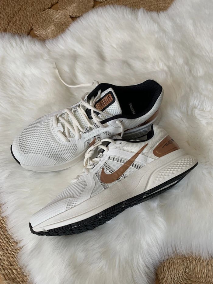 Magnifique Baskets Nike d’été blanche & bronze - photo numéro 2