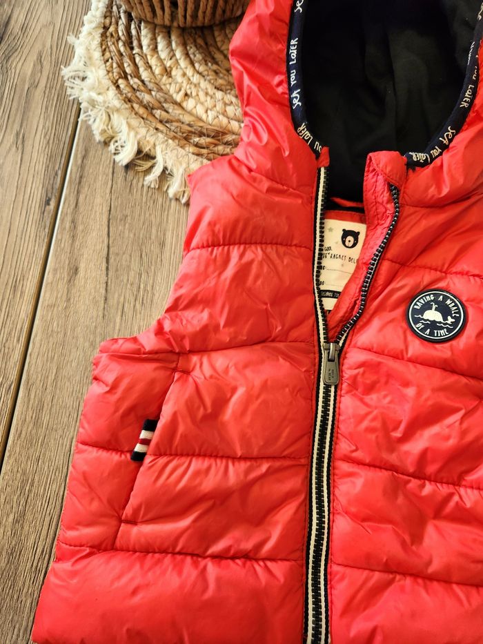 Veste sans manches rouge 9mois C&A - photo numéro 2
