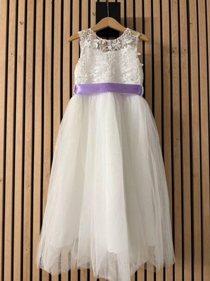 Lot robe blanche cérémonie 6 ans + ruban satin violet+ couronne de fleurs - photo numéro 3