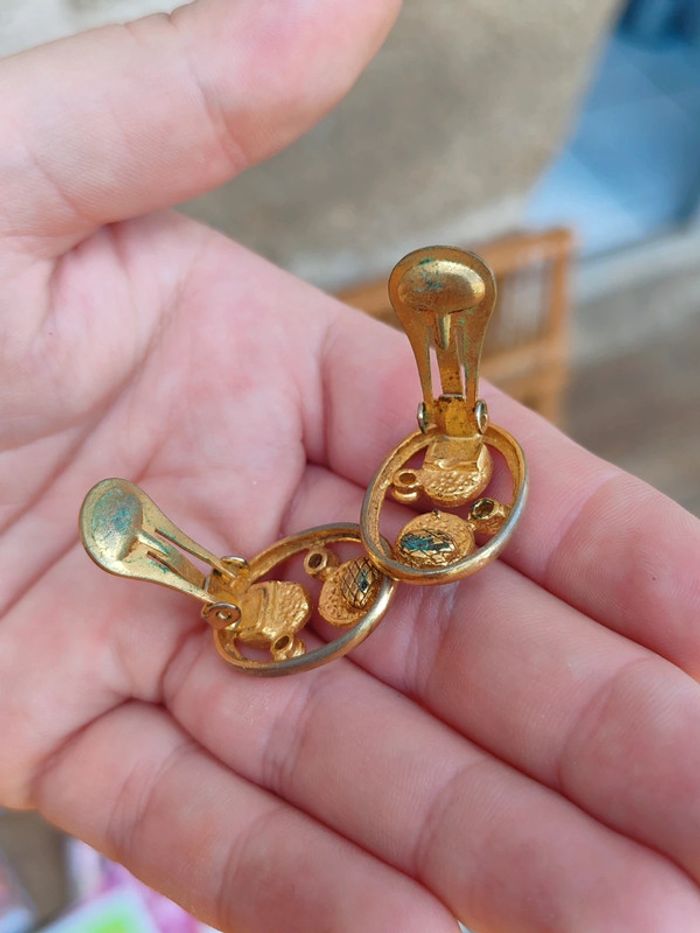 Clips d'oreilles dorés avec strass bleus et roses - photo numéro 6