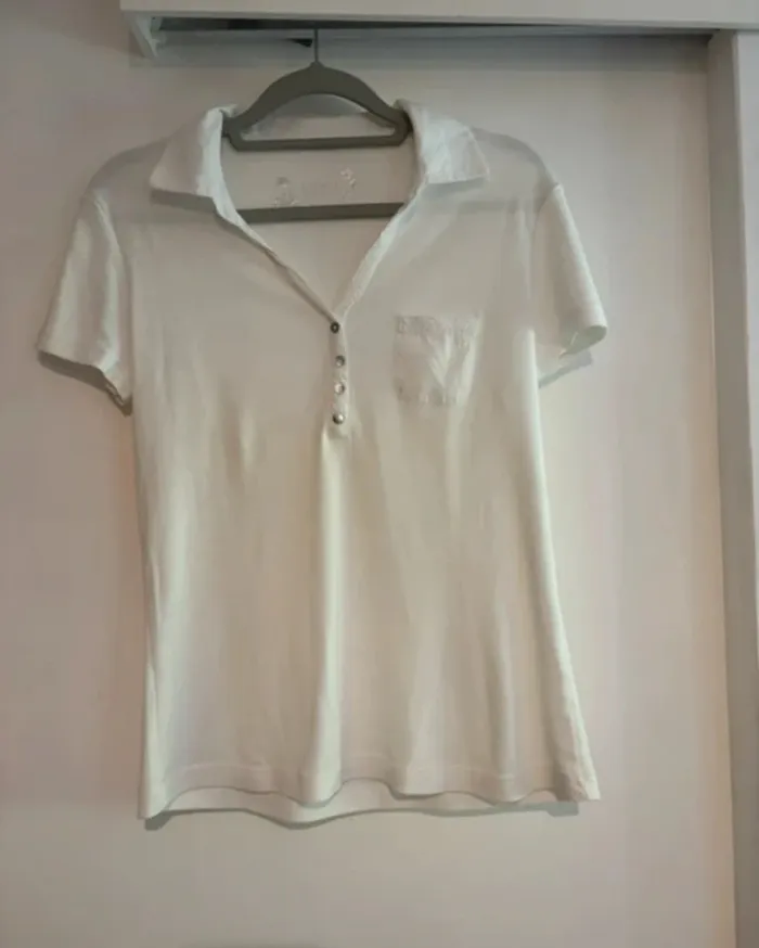 Polo blanc col V Armand Thiery T38 – détails dentelle