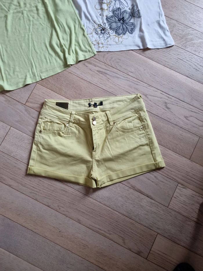 Lot shorts et 2 tee shirts - photo numéro 2
