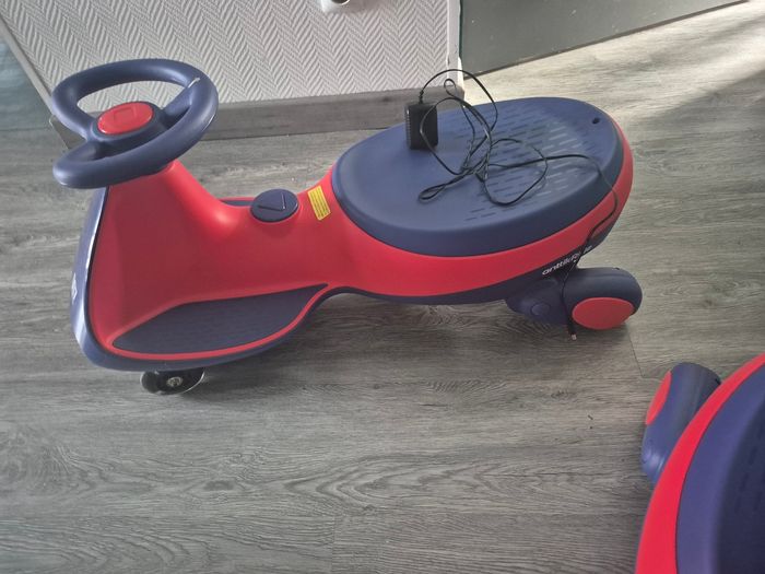 Voitures électriques Bluetooth comme neuf - photo numéro 10