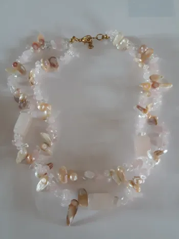 Très joli collier vintage en pierres rose pâle