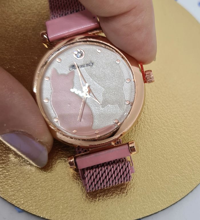 Montre femme dorée et rose avec motif chats - photo numéro 3