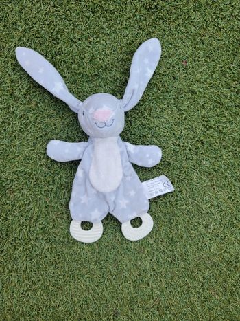 Doudou lapin gris.