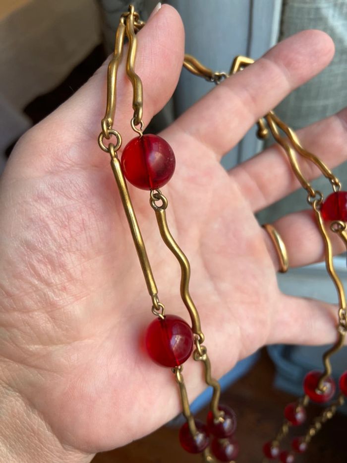 Long sautoir doré et perles résine rouge Biche de Bere - photo numéro 5