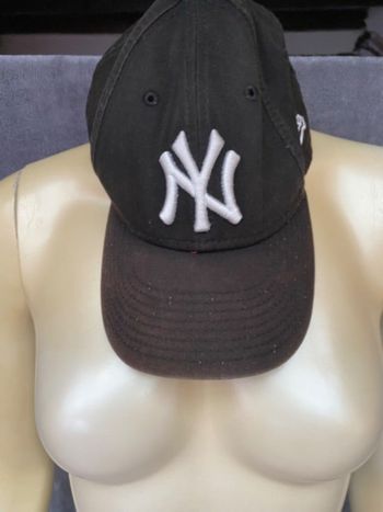 Casquette noir a perdu sa couleur avec le soleil