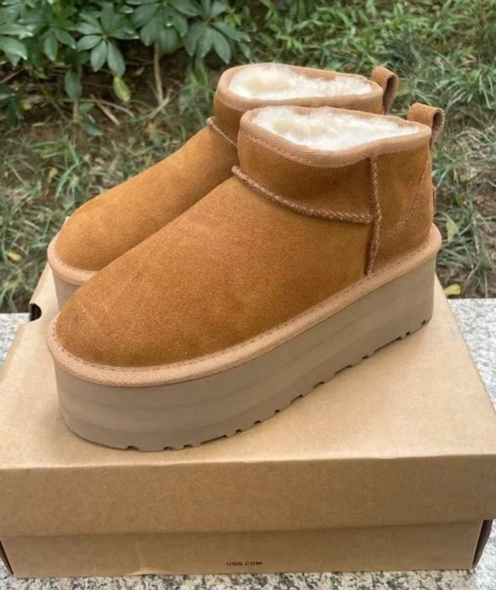 Bottes de neige UGG à talons hauts, pointure 39 - photo numéro 5